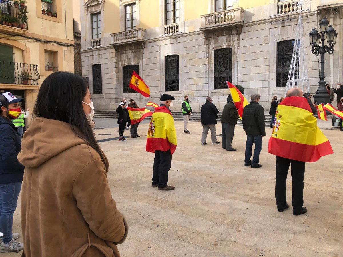 Macarena_Olona's tweet photo. Gracias a todos por permitirme compartir este día tan maravilloso a vuestro lado en #Tarragona. En defensa del orden constitucional. Luchamos juntos. ¡Viva España! @VOX_tarragona @JUSAPOLtgn @Jupol_Tarragona #GobiernoContraLaConstitución https://t.co/EhdJ9o9AHK