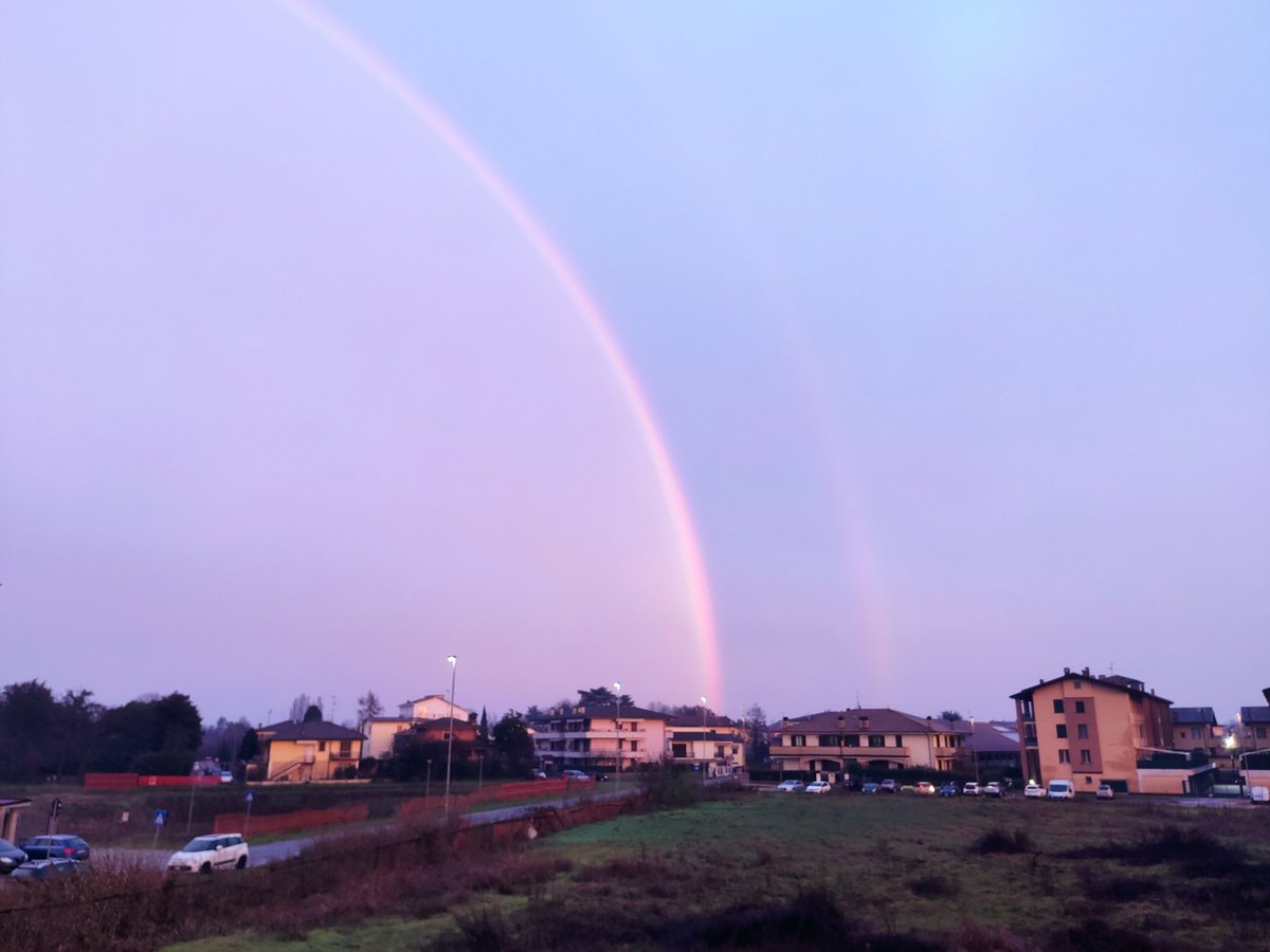Un arcobaleno (quasi) doppio
Aggrappiamoci a qualsiasi cosa possa sembrare (quasi) di buon auspicio
#6dicembre #CasaLettori <a href="/CasaLettori/">Casa Lettori</a>