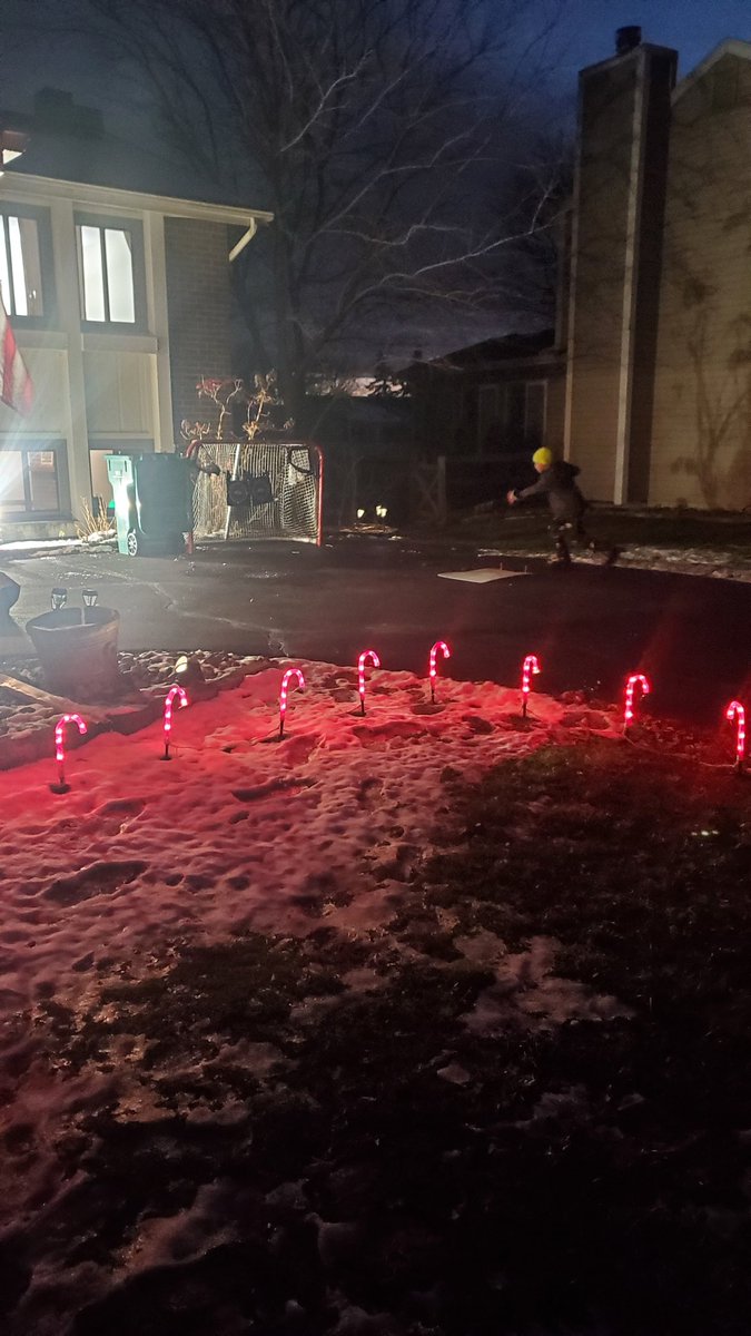 d_romaker's tweet image. Night or day, work hard, and have fun. Even an 8y old understanding of that, will make him better all over. #usahockey #coldwork