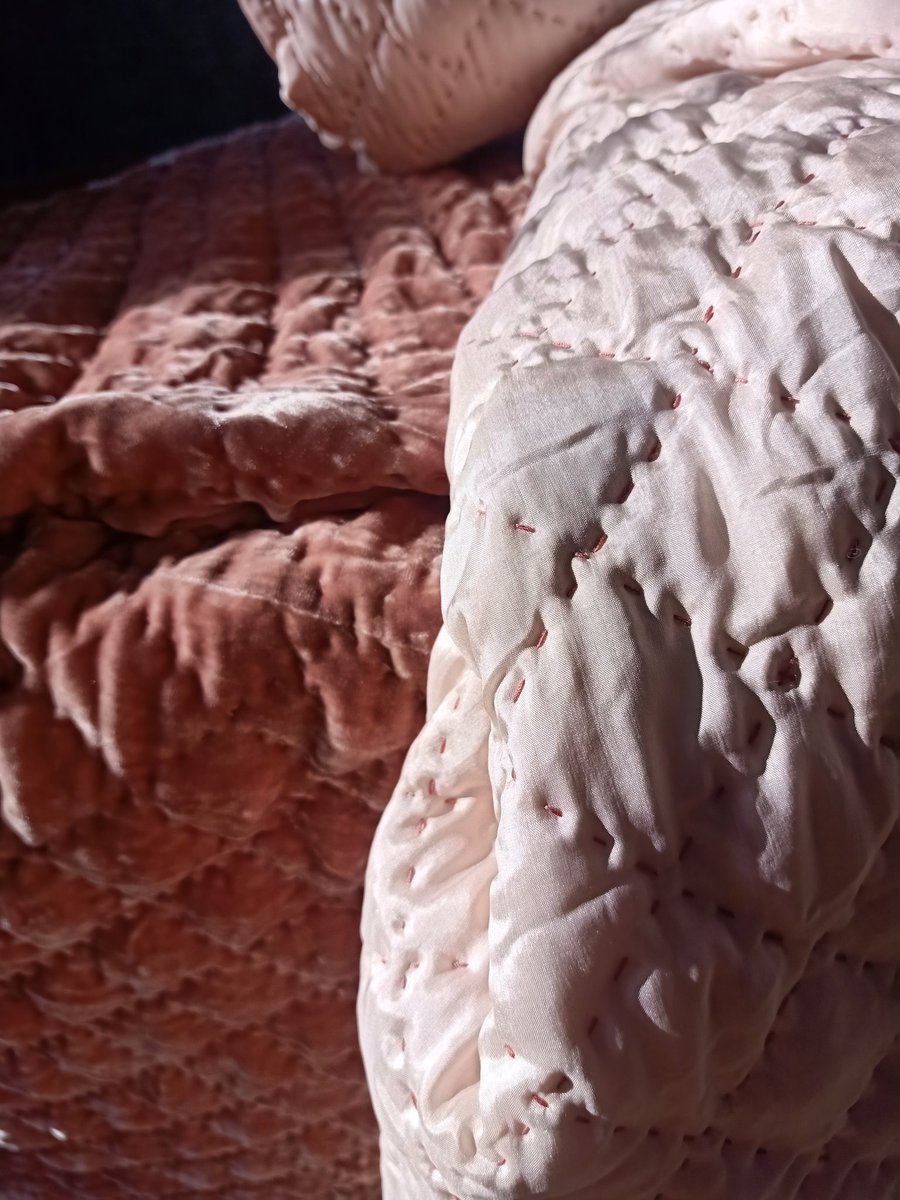 custom_order's tweet photo. Glamour silk velvet blanket throw with 100% mulberry silk back side. Hand quilted,  hand stitched. Customization any size and color. 
➡️Inbox me or Visit my store at etsy/ChibeeHandicraft for more details🥰🥰 https://t.co/a8ZN0fQ8i4