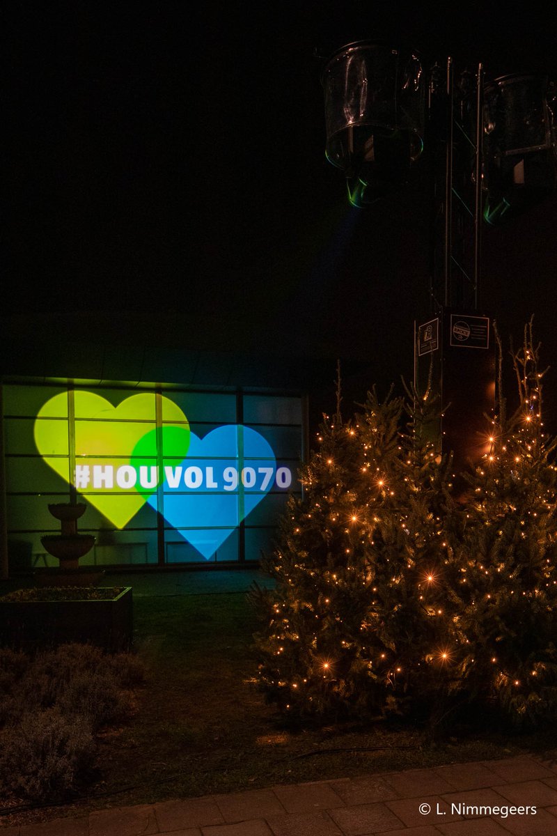 Destelbergen's tweet photo. Ook wij zorgen voor licht &amp; warmte met #HouVol9070! 💙💚 Vanaf maandag 7/12 zorgen we voor een hoopgevende boodschap via lichtprojectie. Die kan je bewonderen:
▶️ op het grote raam van de bib #Destelbergen
▶️ op de gevel van het dienstencentrum #Heusden https://t.co/rUs0we0dCP