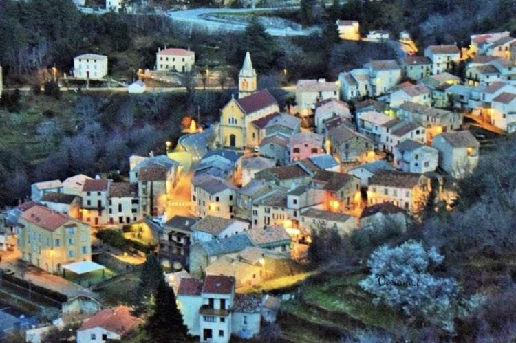 vselvini's tweet image. Notre village a besoin de vous. Merci de vous rendre sur la page Facebook de l’agence de l’urbanisme de Corse rubrique Troph’énergie Collectivités et d’aimer la video de Vivariu Un prix de 10000 peut récompenser notre dossier de rénovation de l’éclairage publique.