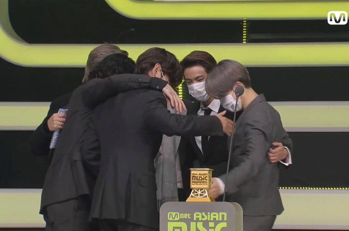 _phamlevy_'s tweet photo. #BTSDaesangSweep @BTS_twt 
Mọi sự cố gắng đều đc đền đáp xứng đáng và BTS xứng đáng với những gì đạt được.
Và vẫn là những cái ôm đó, cái ôm mang tên Bangtan
#NAMJOON #SEOKJIN #SUGA #JHOPE #JIMIN #TAEHYUNG #JUNGKOOK https://t.co/jiW5pMcmBe