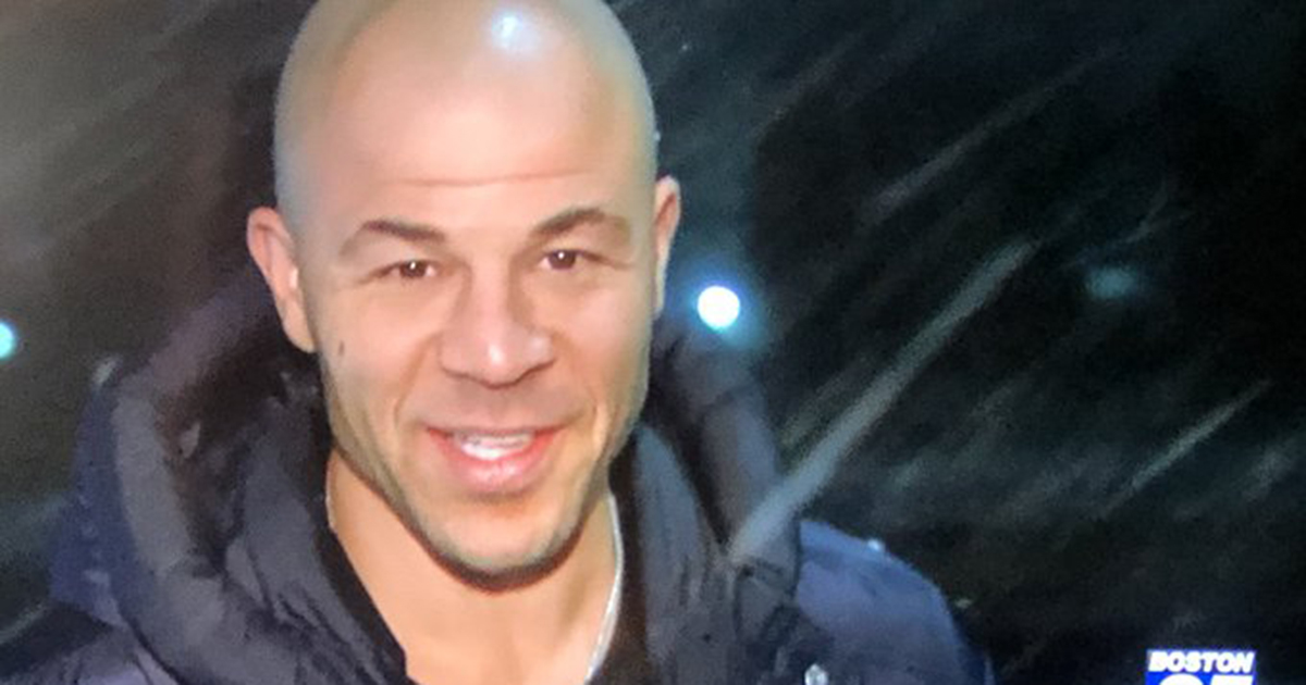 A Boston TV station appeared to unknowingly interview Jarome Iginla last night during a snowstorm. 😂 ❄️ thesco.re/36PuEWF