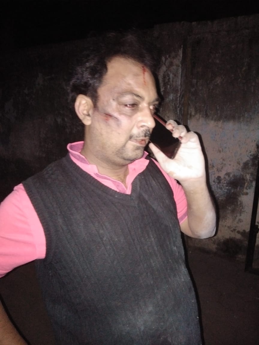 AJSSonal's tweet photo. My dad Sushil Sodhani was beaten with rod locked inside the shutter by Mr Raman Sharma, Suman Sharma, Ashutosh Sharma, Anubhav Sharma and Raman's brother in law at Aman Arcade, Harmu Road, Ranchi. NO SUPPORT FROM LOCAL POLICE because of strong political support of these people https://t.co/LzpO3p9mJa