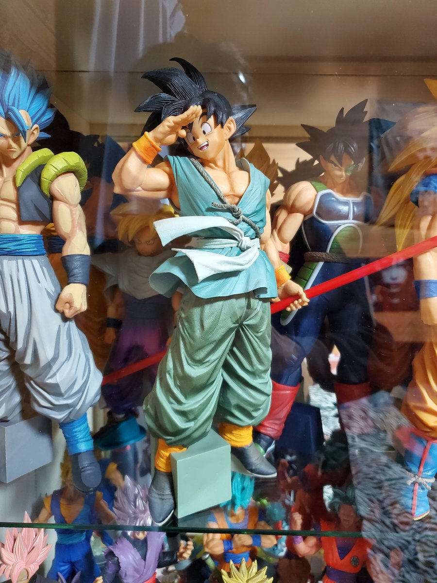 ゆっきー フィギュアケースがギュウギュウすぎて バイバイ悟空のa賞がきわだちません ｔｔ ちなみにこのケースは16年前に買ったトイザらスのフィギュアケースです 来週には不二貿易の162cmのケース届くから 少しの間だけ悟空ガマンしてくれ