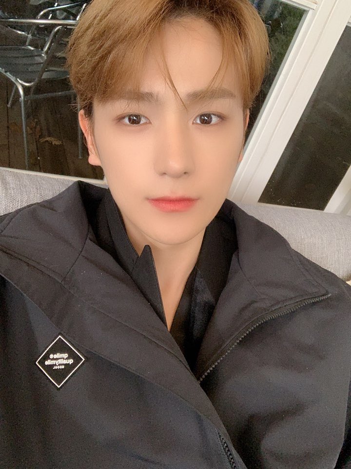 발성이 진짜 남다르신 남팬 분.. 팬싸 와서도 맨날 쭈여아아악! 부르고.. 수식어도 써달라고 함 쭈연이가 잘생긴 현쟤형 이런 거 써주면 안좋아하고 하나뿐인 나의 현쟤형 이런 거 써줘야 만족함. 뮤출 꼭 오는데 이유는 아침에 일찍 일어나는 편이라서임