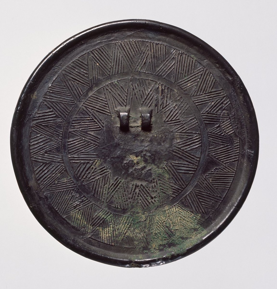 The three heavenly objects (continued)To conclude, the bell, the mirror, and the sword exist in a Korean myth, but it is also proven historically that bells, mirrors, and swords were important objects that were symbols of power and of the will of gods #ArthdalChroniclestbc