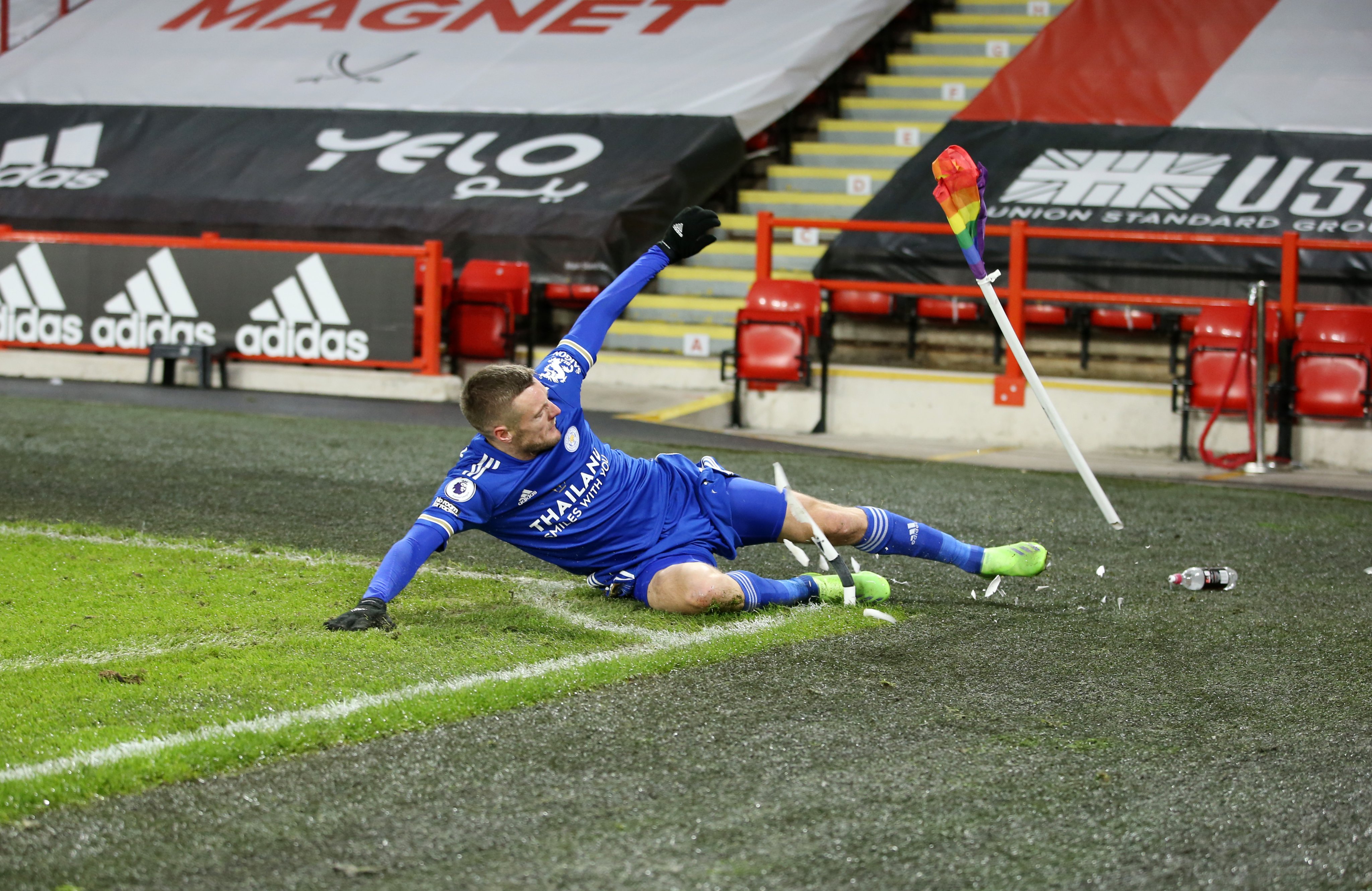 B/R Football on X: "Jamie Vardy absolutely destroyed the corner flag celebrating his last-minute winner 😅 https://t.co/R6TSPUaBTv" / X