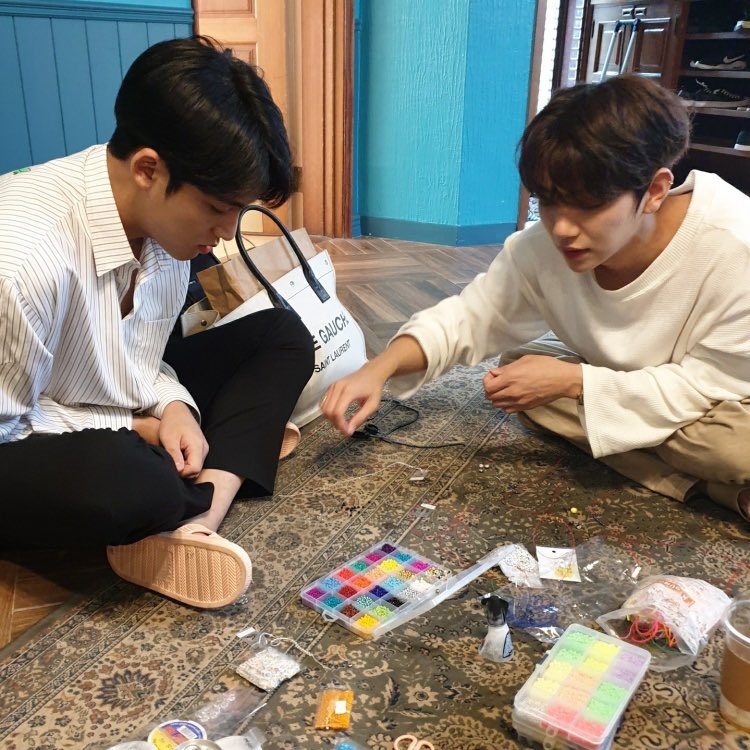 raenggoo's tweet photo. Seventeen's Joshua and mingyu were so bored while waiting at MAMA's parking lot they decided to make friendship bracelets for all the attendees of #MAMA2020 how sweet ❤️ 😊 #seventeen https://t.co/vSiF2BdtPN