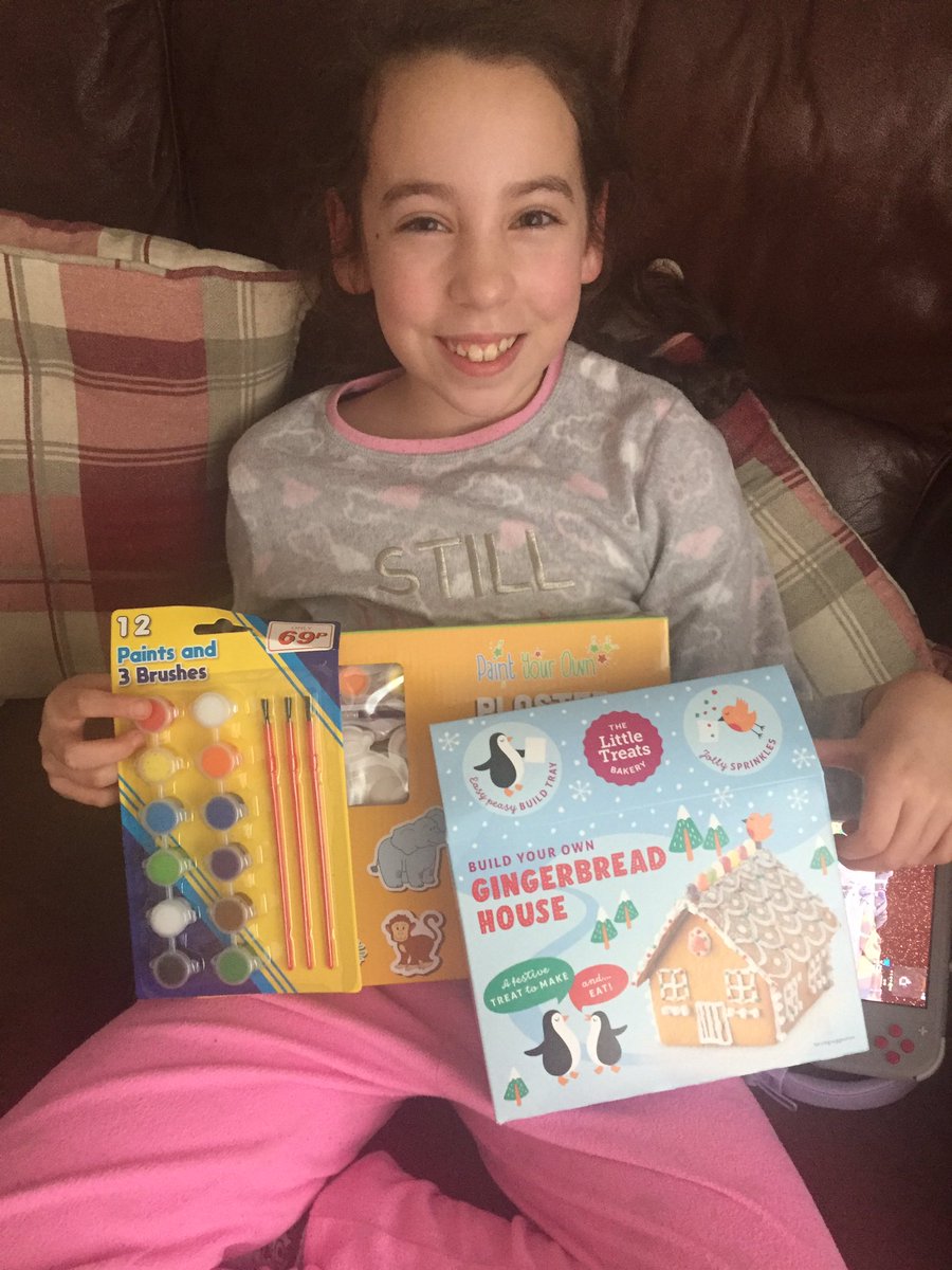 Maxine_Kneath's tweet photo. Such a lucky girl so many gifts being doorstep dropped off for my little rosebud 🌹#sokind #happygirl https://t.co/1mqPf4CY9u