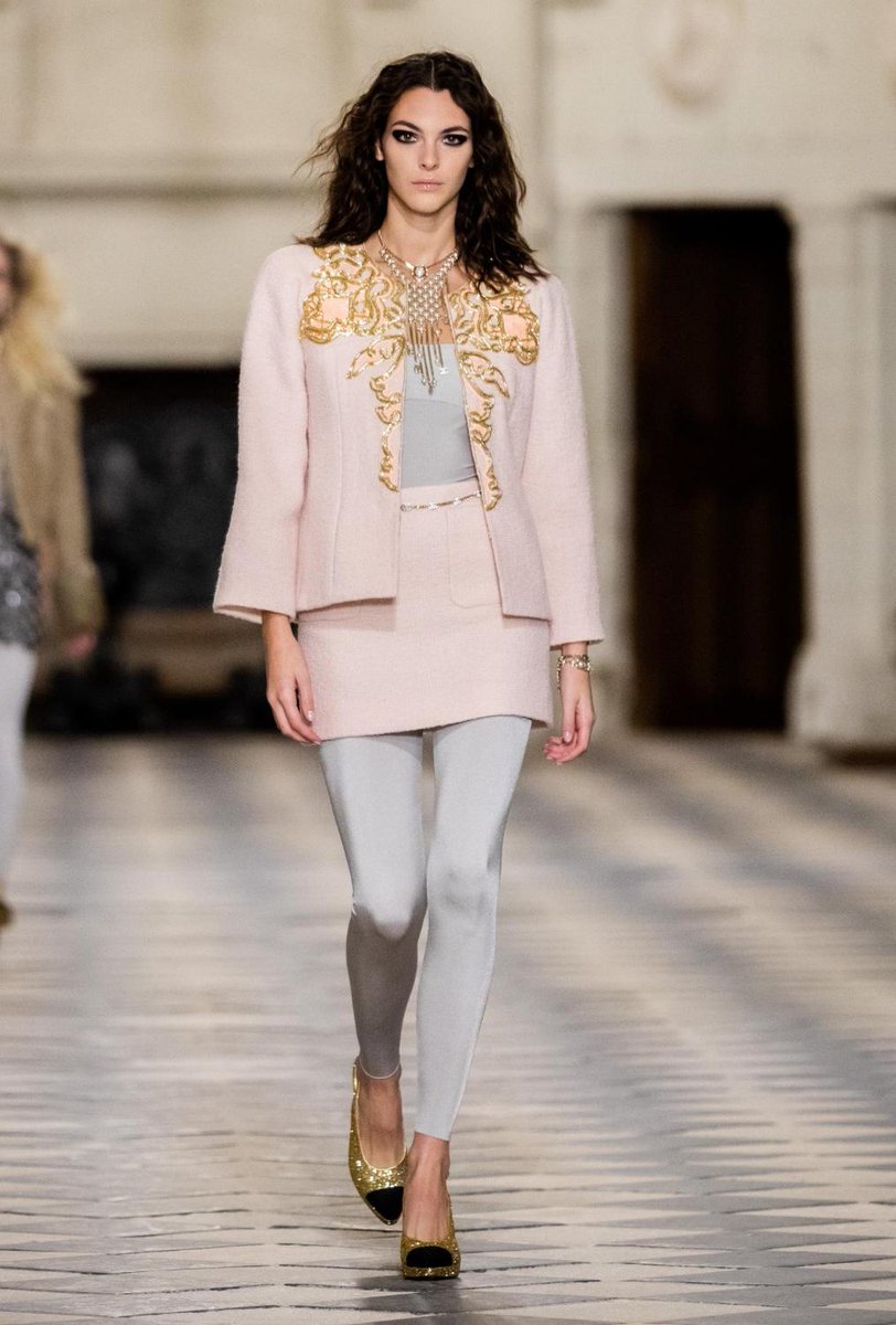 vogue_italia's tweet photo. Splendido il primo look della sfilata Chanel Metiers d'Art 😍 Clic per scoprirli tutti 👉https://t.co/T8v95dnvWI https://t.co/mqA2k5VUwd