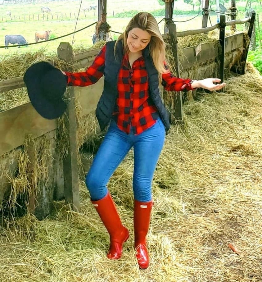 rubberhipwader1's tweet photo. #wellies #hunterboots #hunterwellies #rubberboots #rainboots #welliesfetish #hunterbootsfetish #rubberbootsfetish #rainbootsfetish #girlsinwellies #girlsinrubberboots #girlsinhunterboots #bootsfetish #redwellies #redhunterboots #redrubberboots #redrainboots https://t.co/HF1hzzmZER