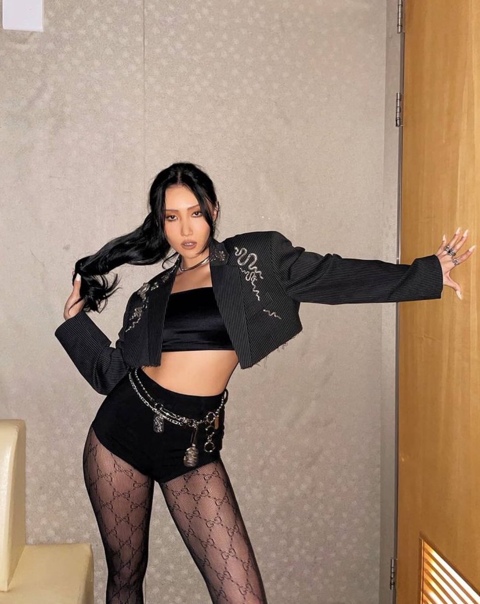 jayxfilm_'s tweet photo. Hwasa is smokin’ hot 🔥 and also congratulations queen for winning the best solo performance ❤️
#HWASAxMAMA #Hwasa https://t.co/j77NEdqkPN