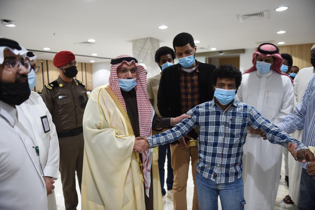 أهدى أبناءه درع الطبيب المثالي : أمير القصيم يعزي ذوي الدكتور عبدالله النصري ومنسوبي #تخصصي_بريدة #أبطال_الصحة  

kfshb.med.sa/arwp/?p=31911