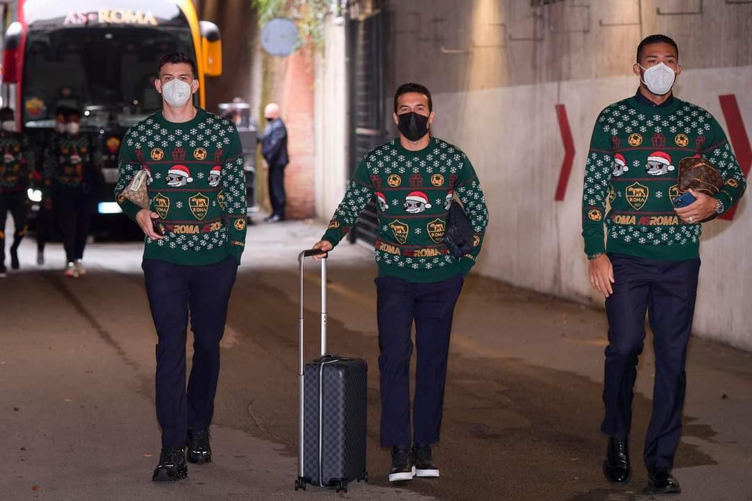 massicaroletti's tweet photo. Ma le palle dove si attaccano ? 😂😂😂 poi tanti mi chiedono perché sono laziale !!! Tiè guarda sta foto 😂😂😂😂 https://t.co/m3Hrhb4LkI