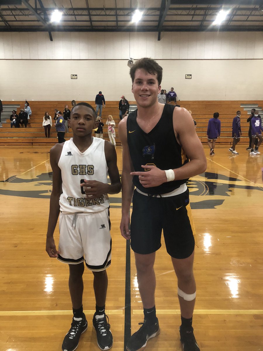 BTO_Sports_'s tweet photo. @rileyleonard12 &amp; @tyleryoungbull put on a scoring clinic yesterday at the BTO Showcase. The 6’4” Riley Leonard of Fairhope put up 42 points to lead all scores, and the 5’7” Tyler Mallory of Greenville finished behind him with an impressive 31 point performance. https://t.co/juatM82PkU