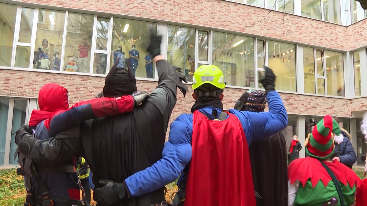 Hamburg1's tweet photo. Da strahlten die Augen! Mit einer Überraschung aus der Luft haben die #Höhenretter der @FeuerwehrHH vielen Kindern am #UKE heute ein Lächeln ins Gesicht gezaubert. #Superhelden #HoehenretterNikolaus 
https://t.co/e5SG2FcytT https://t.co/bU04HW6dlK