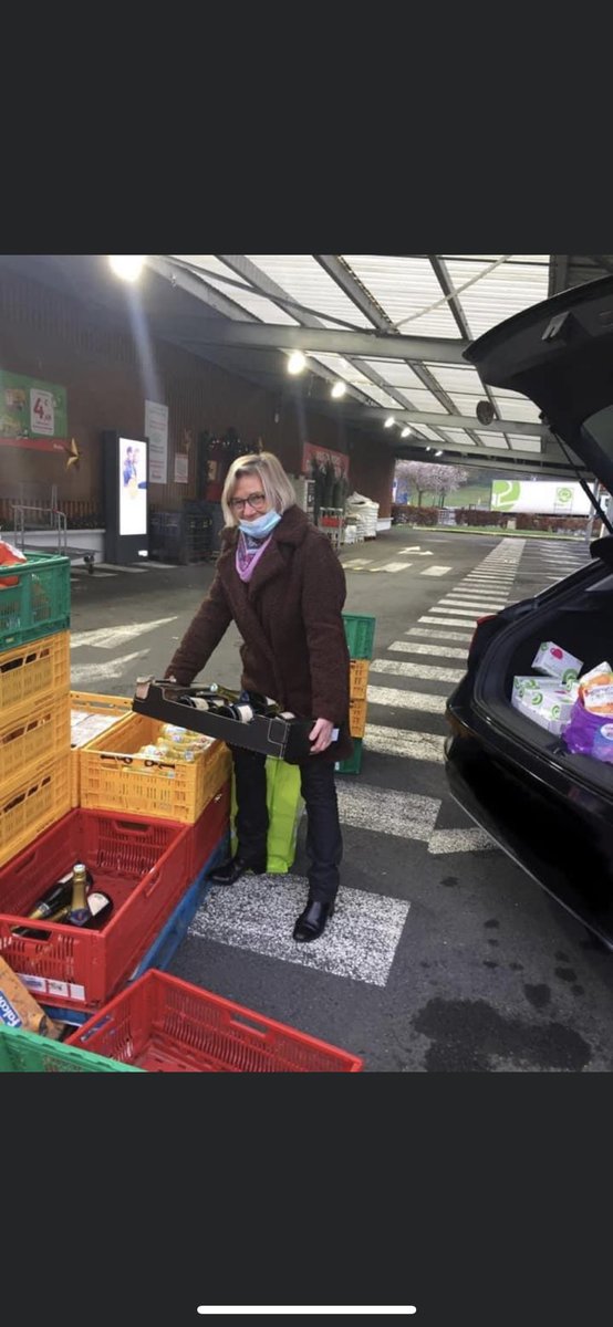 ➡️ Distribution des colis du CCAS

Ce week-end, après avoir commandé, réceptionné et confectionné les colis, la « commission action sociale » a distribué les colis auprès de nos habitants qui les ont accueillis bien chaleureusement...