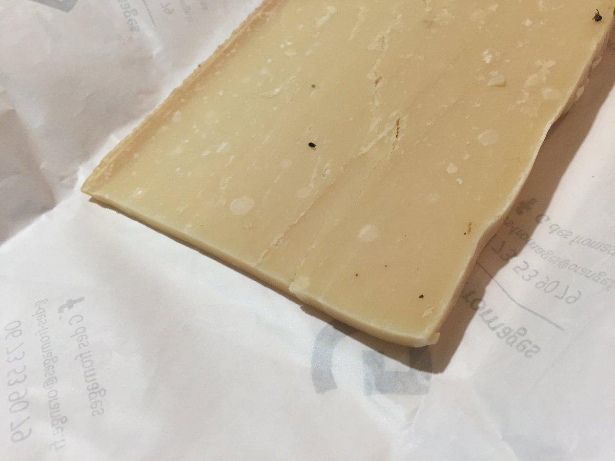 On demande à se faire rapporter du marché un peu de parmesan à râper et on se retrouve avec une jolie tranche toute fine de 4 mm d’épaisseur. Comment voulez-vous râper un truc pareil ? Comment croire en ce pays ? Demain je demande l’asile politique au Vatican.