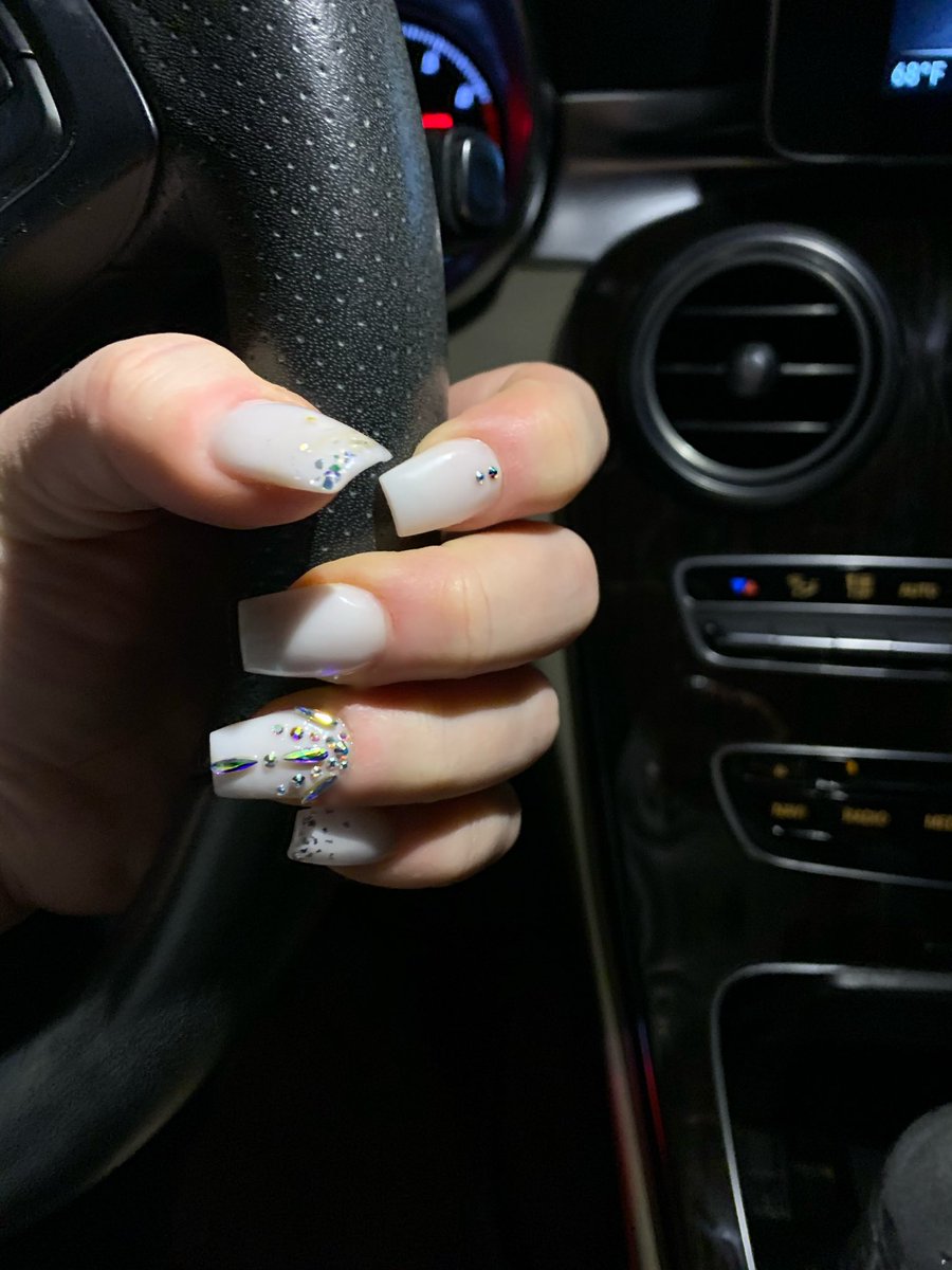 powelljolie's tweet photo. #WinterNails #SnowyNails #AtlantaNails #TheHauteSpot #SundayMorning https://t.co/ULYmytWUfn