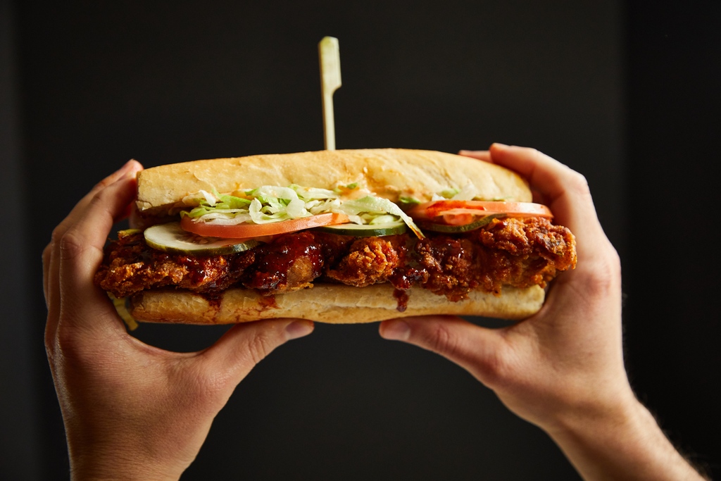 If you could use some comfort food tonight, we recommend as many Po’ Boys as your heart desires and a 6-Pack of Ina’s Beachwood Ale 😊 Order pick-up at bit.ly/InaMaeOrderToa…