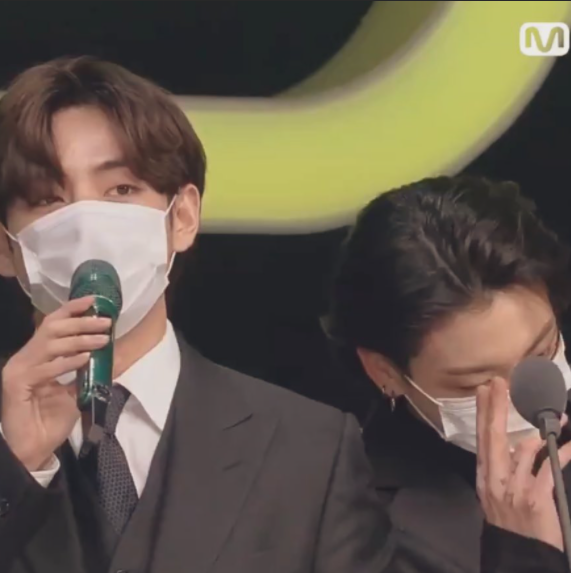 _selfgrowth's tweet photo. #JUNGKOOK when #KIMTAEHYUNG thanked him for directing #LifeGoesOn
my taekook heart boom boom🥳😭🥰
#MAMA2020 #MnetASIANMUSICAWARDS #BTSxMAMA #taekook #DIRECTORnim #DirectorJungkook https://t.co/GBFvKNQlN4