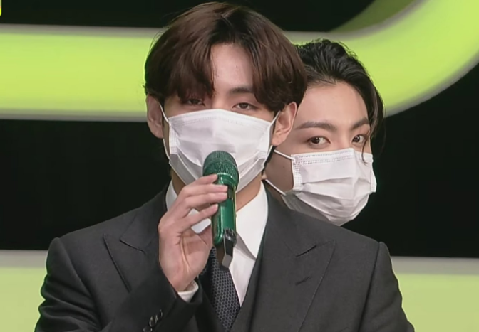 _selfgrowth's tweet photo. #JUNGKOOK when #KIMTAEHYUNG thanked him for directing #LifeGoesOn
my taekook heart boom boom🥳😭🥰
#MAMA2020 #MnetASIANMUSICAWARDS #BTSxMAMA #taekook #DIRECTORnim #DirectorJungkook https://t.co/GBFvKNQlN4