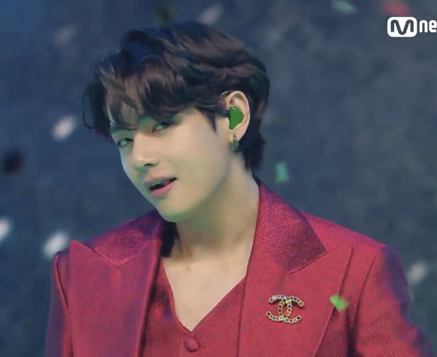 ͙☽ on Twitter: "kim taehyung wearing this red suit should be at art books  this is history https://t.co/Po9nPOT9qY" / Twitter