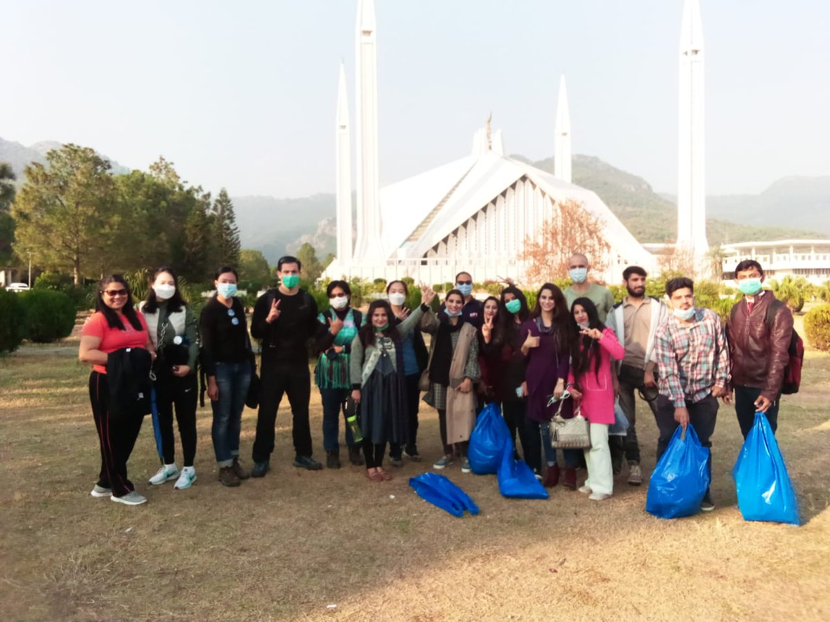 Volunteers of @vforcepakistan from twin cities performed a cleaning activity at the  faisal mosque. This is our beautiful pakistan & keeping it clean is our responsibility.. Avoid spreading trash at such places..cleanliness is next to godliness