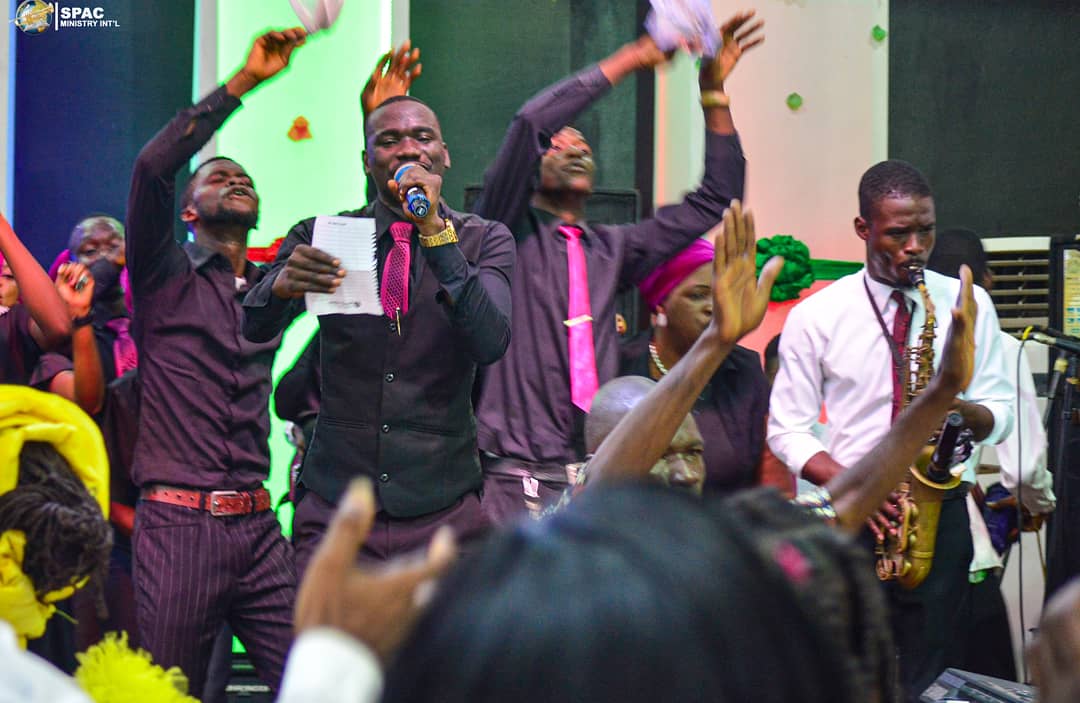 Me_AOC's tweet photo. Choir Ministration: Akikitan
#Dec6Service #BeRenewed #ExamineYourself  #SpacHq
https://t.co/Tx376LSRq4 https://t.co/nLDi0PPlUu