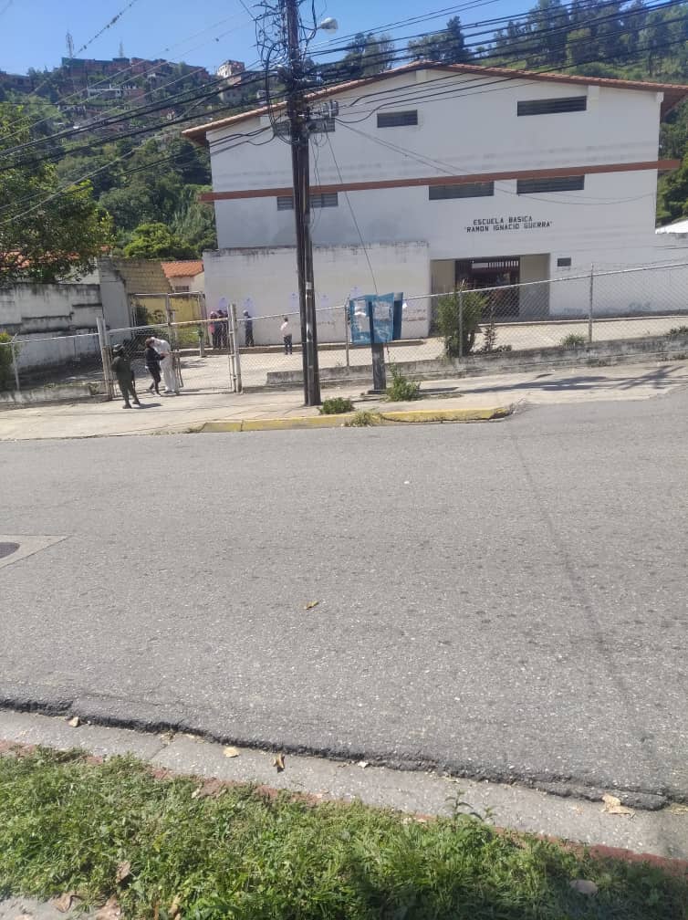 #6Dic | #Mérida Parroquia Lasso de la Vega, Escuela Básica Ramón Ignacio Guerra en La Pedregosa.

Que nadie se deje engañar.

#EstoNoEsUnaElección
#CentrosDelFraudeVacíos