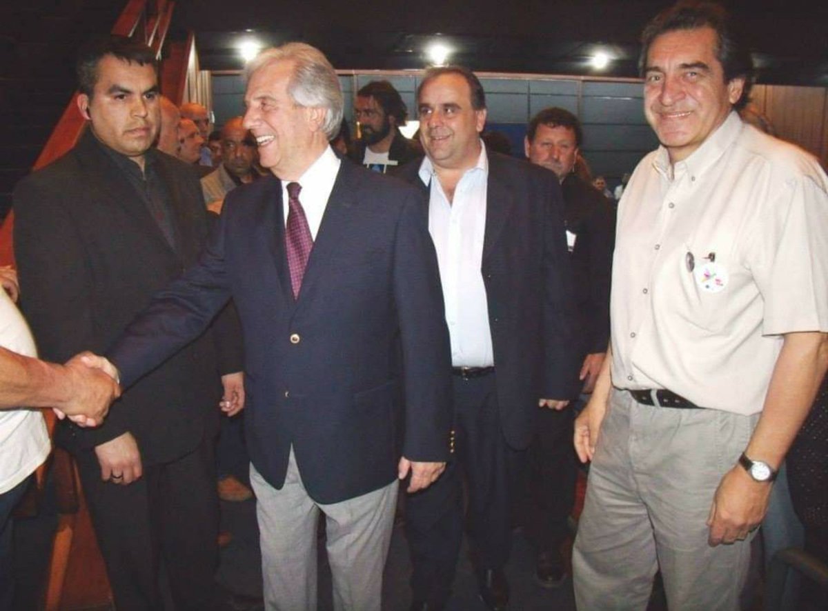 CachorroGodoy's tweet photo. Mucha tristreza por la partida de Tabaré Vázquez, un dirigente que le otorgó derechos a la clase trabajadora del pueblo uruguayo como ningún otro. Abrazo a sus familiares, al PINT-CNT y al Frente Amplio. https://t.co/fBkIn0XqvT