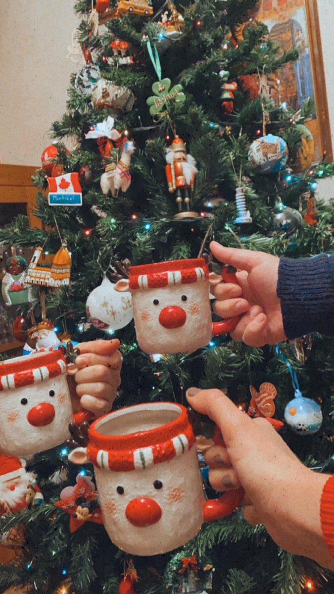 saracaljim's tweet photo. Pausa para un chocolatito caliente 😊 #rockingaroundchristmastree https://t.co/Tgiyy3QSQK