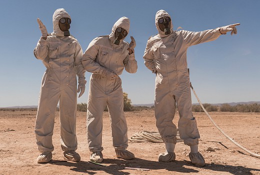 BabyCatFace_'s tweet photo. #OperationBuffalo (AU): Entiendo perfectamente que esta serie va a haber gente a la que le parezca un desastre, pero a mí su tono un tanto absurdo dentro del drama me pareció un acierto tremendo. Sobre pruebas nucleares en el desierto australiano en los 50s y sus consecuencias. https://t.co/O7TCwkjqzS