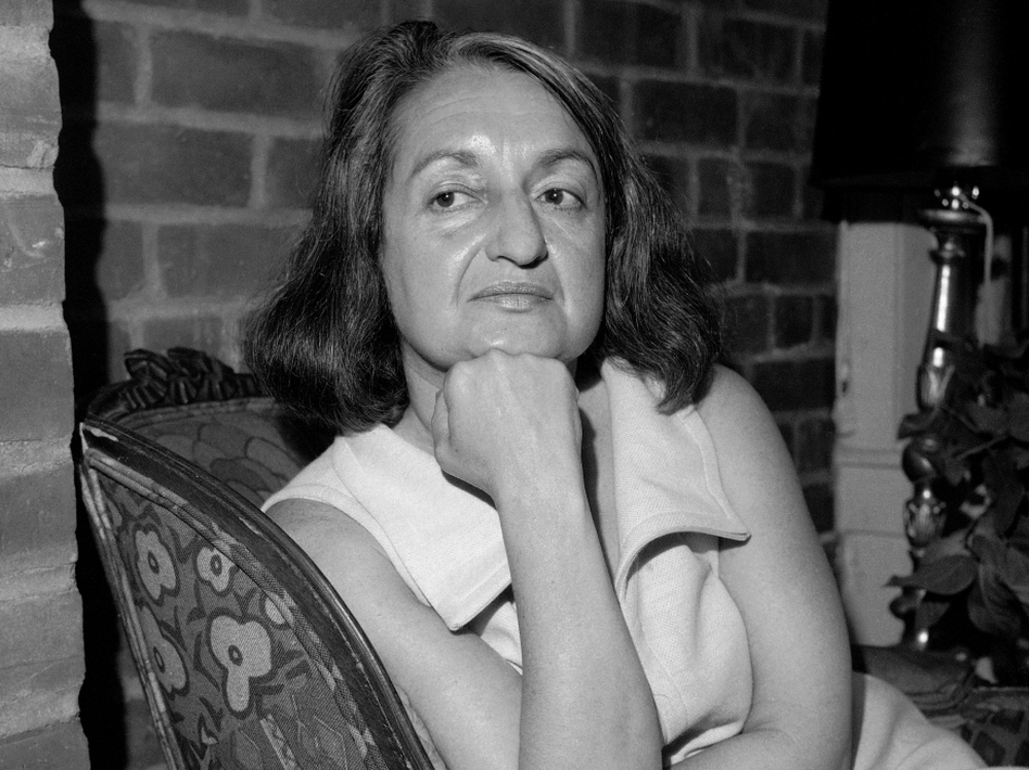 BETTY FRIEDAN (1921): fue la autora de una de las obras más importantes del feminismo, "La mística de la feminidad". En este se hablaba del "problema que no tiene nombre" que sufrían las amas de casa estadounidenses: la opresión social por ser mujer.