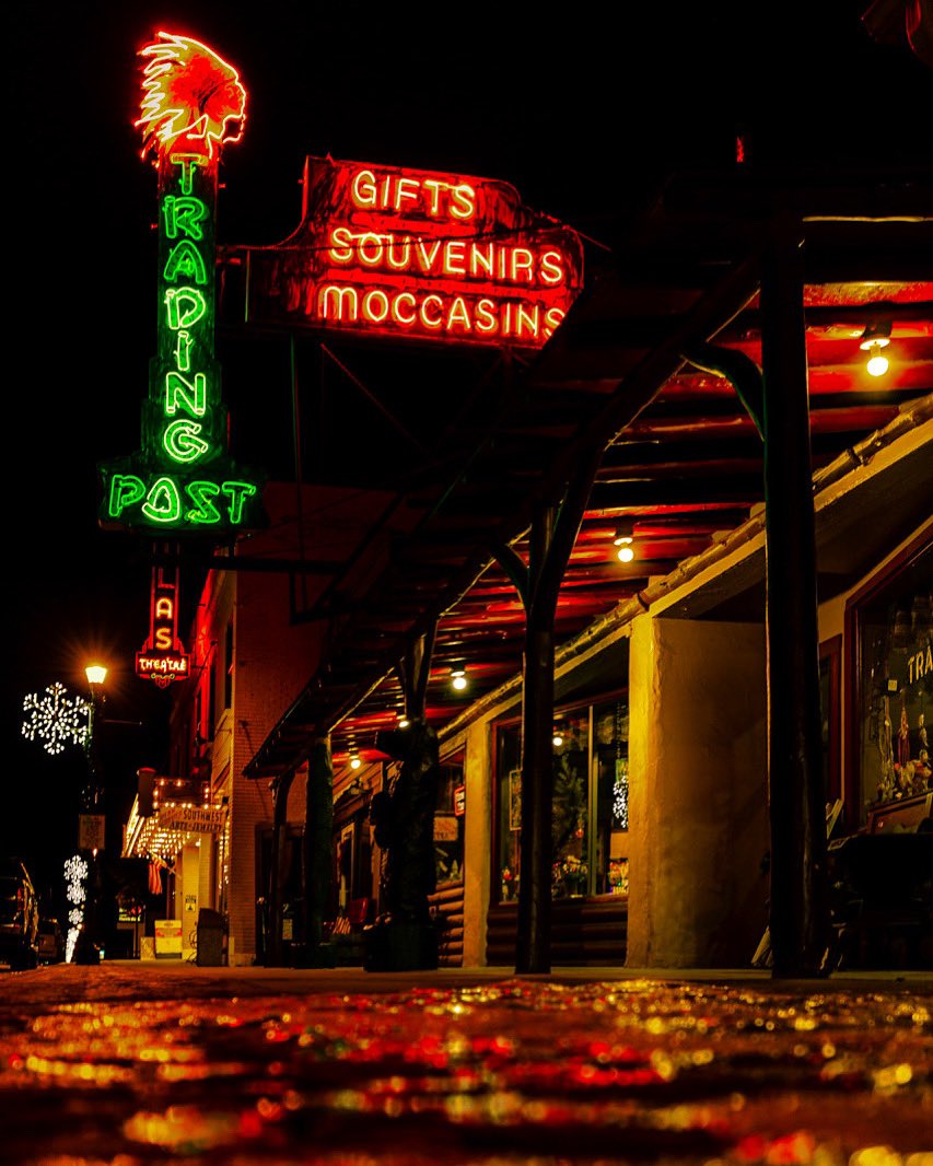 ✨ Love seeing old neon lit up in our hometown!
📷 @fornearphoto 
.
.
.
.

#retroneon #neonsign #roadtrip #neon #tradingpost #eagleriver #eagleriverwi #travel #midwestisbest #northwoods #upnorthdowntoearth #upnorth