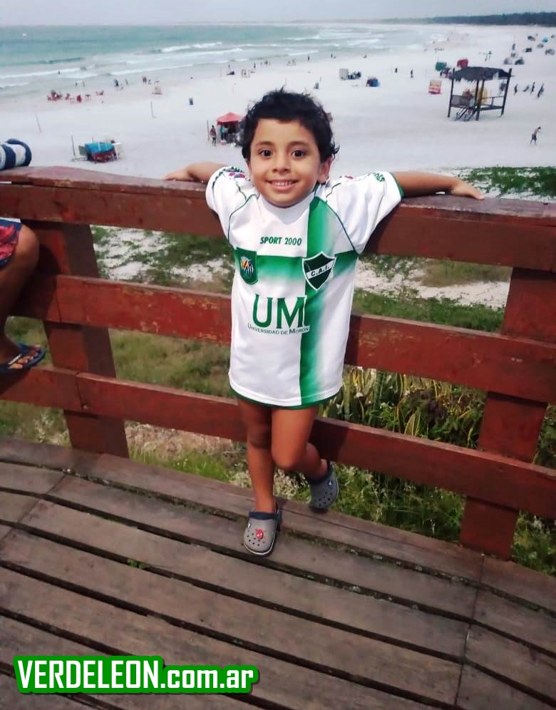 VERDELEON's tweet photo. Estás lejos del barrio? mandanos tu foto! Él es León y vive en #Brasil Un #minihincha del Verde en #ArraialDoCabo (#RíoDeJaneiro)! Gracias Daniela! #Ituzaingó en todos lados! https://t.co/EngiK3bz9t