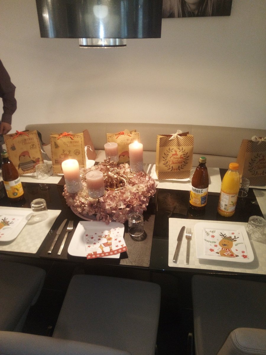 Archie21223432's tweet photo. Alles schöne geht irgendwann vorbei 😩
#Familyday
#Advent🎄
#Nikolaus🎅
#Mopsliebe
#Wilma❤️ https://t.co/RU86EHbEaE