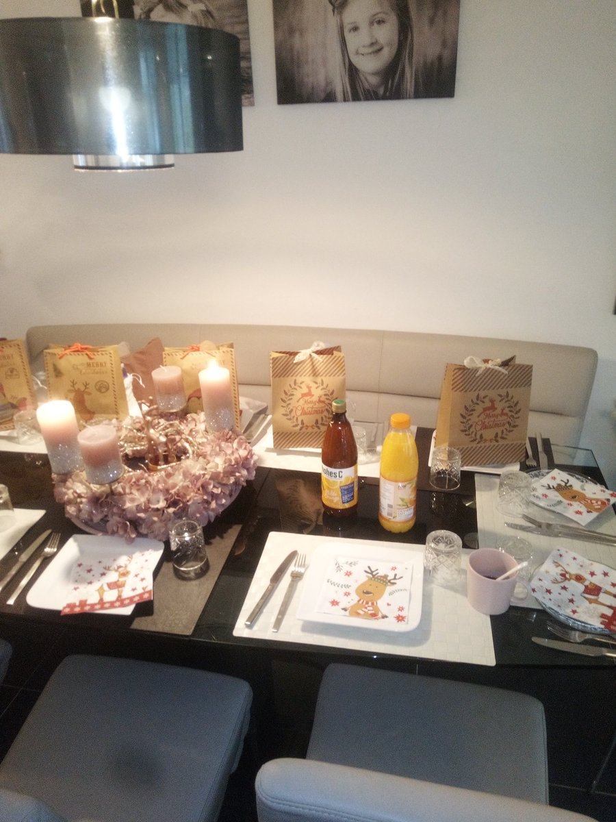 Archie21223432's tweet photo. Alles schöne geht irgendwann vorbei 😩
#Familyday
#Advent🎄
#Nikolaus🎅
#Mopsliebe
#Wilma❤️ https://t.co/RU86EHbEaE