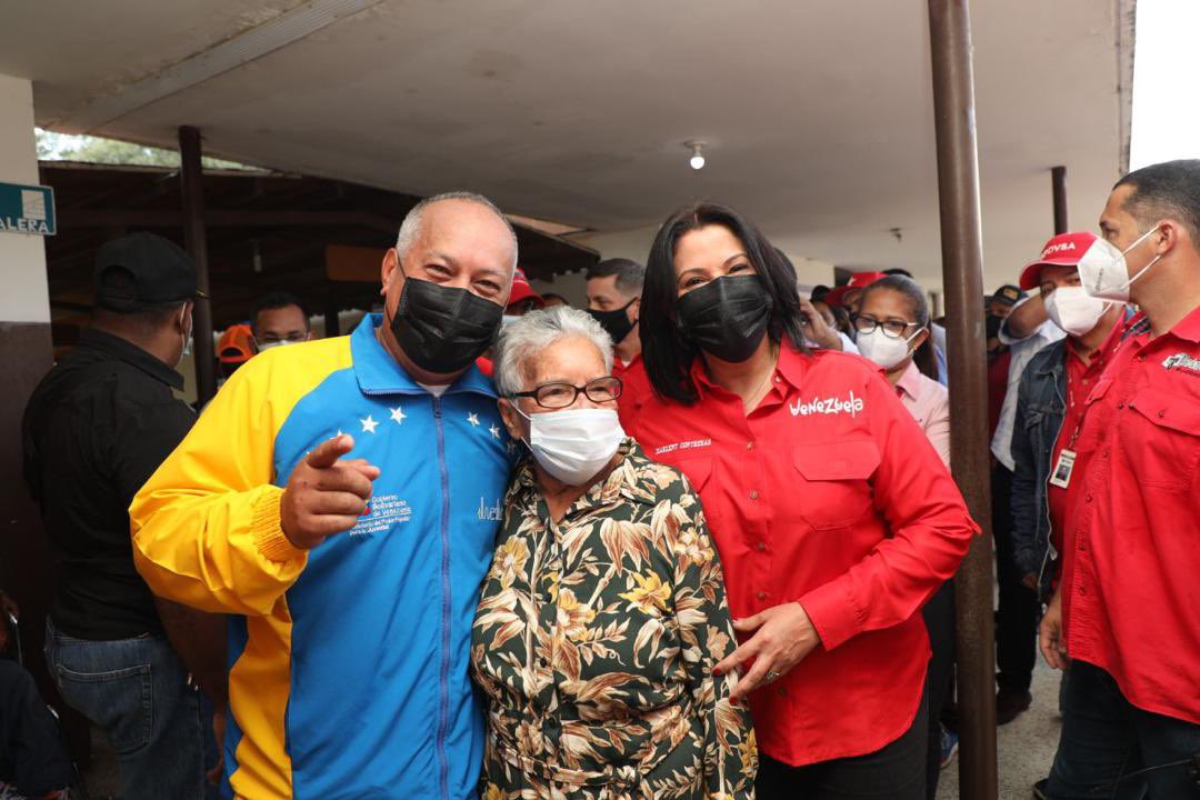 Marlenycdc_'s tweet photo. Con el corazón contento tras ejercer mi derecho al voto en familia, mucha gente votando en la U. E. Rafael Maria Baralt de El Furrial en #Maturin 🇻🇪
.
 #Yosivoto ¿ y tú ?
@partidopsuv @ccdariovivasmat @ccdariovivas 
#VenVamosJuntos #6D #AsambleaNacional #Parlamentarias2020 https://t.co/Z833LSfmYF