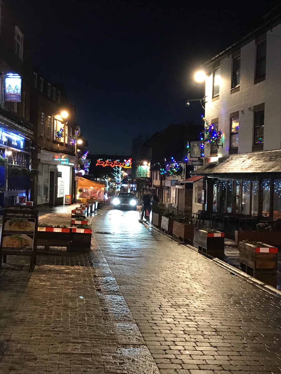 livingkt22's tweet image. Christmas lights Leatherhead organised via @MoleValleyChamb @MoleLocal @ShopSwanCentre @Lhdtheatre Please support independent shops cafes restaurants Theatre &amp;amp; Friday artisan  &amp;amp; Saturday markets molevalleychamber.co.uk/shop-local register purchases in participating businesses for prize draw