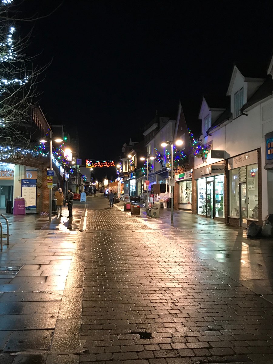 livingkt22's tweet image. Christmas lights Leatherhead organised via @MoleValleyChamb @MoleLocal @ShopSwanCentre @Lhdtheatre Please support independent shops cafes restaurants Theatre &amp;amp; Friday artisan  &amp;amp; Saturday markets molevalleychamber.co.uk/shop-local register purchases in participating businesses for prize draw