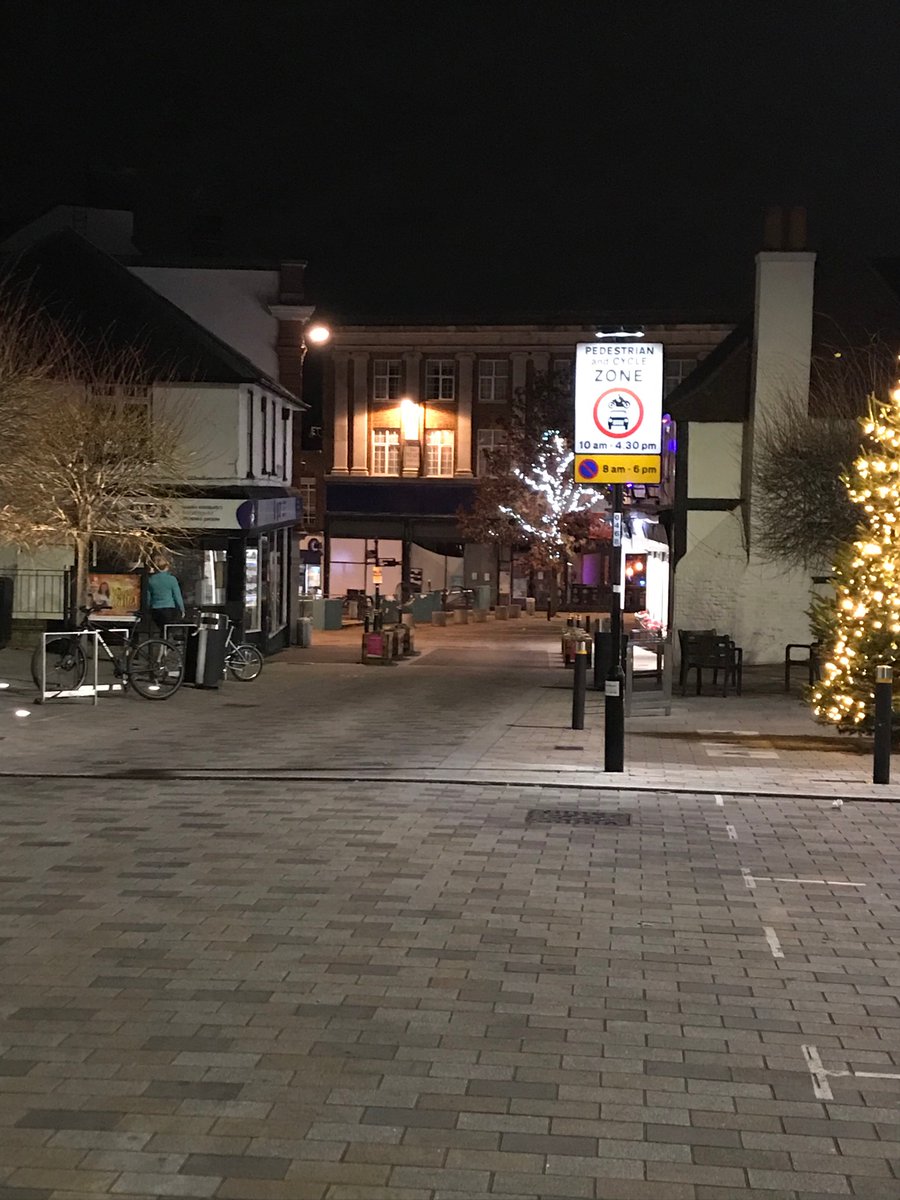 livingkt22's tweet image. Christmas lights Leatherhead organised via @MoleValleyChamb @MoleLocal @ShopSwanCentre @Lhdtheatre Please support independent shops cafes restaurants Theatre &amp;amp; Friday artisan  &amp;amp; Saturday markets molevalleychamber.co.uk/shop-local register purchases in participating businesses for prize draw