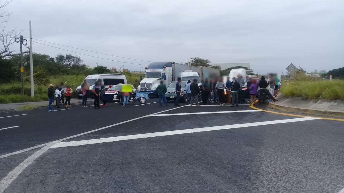 GN_Carreteras's tweet photo. #EviteCircular, en #Veracruz se registra cierre de circulación por habitantes en el km 237+300 Ctra. (2080) Poza Rica-Veracruz, tramo Cárdel- Veracruz (ambos sentidos). Atienda indicación vial https://t.co/1JJrYvNeUo