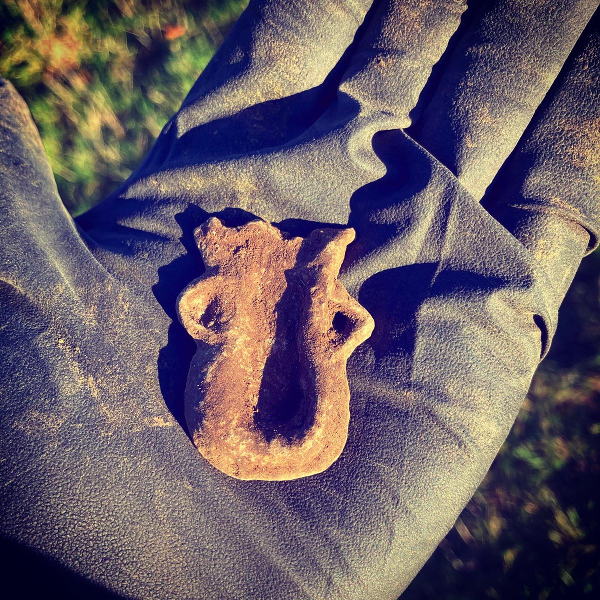 foundbysound's tweet image. 13th-15th century medieval pilgrims ampulla. Found today. This lead bottle would have contained holy water or oil and would have been worn around the neck or attached to clothing. DeepTech Smart Pro Series detector.