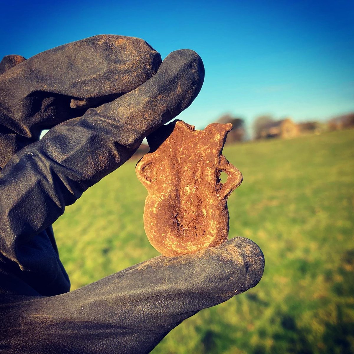 foundbysound's tweet image. 13th-15th century medieval pilgrims ampulla. Found today. This lead bottle would have contained holy water or oil and would have been worn around the neck or attached to clothing. DeepTech Smart Pro Series detector.