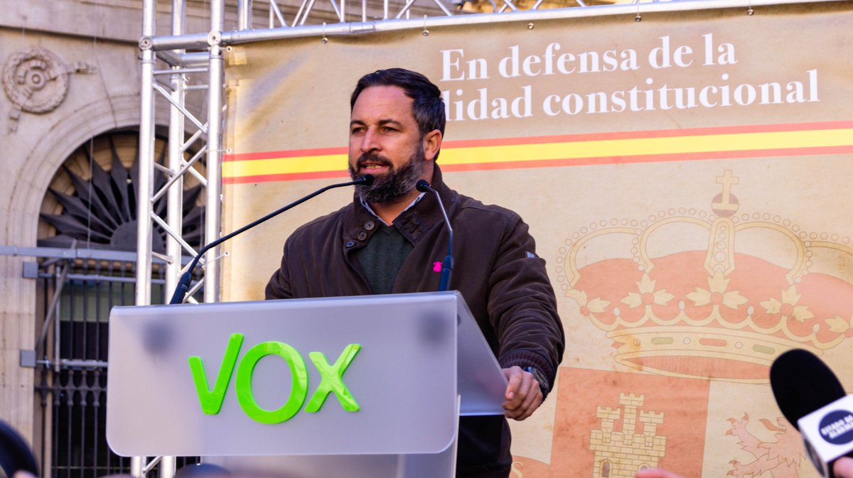 SChirivas's tweet photo. En Barcelona con @Santi_ABASCAL e @Igarrigavaz. Defendiendo España desde un rincón donde los totalitarios nos quieren amordazados.
Un día para seguir defendiendo nuestro país, nuestros derechos y la libertad. Y pronto lo haremos desde el Parlament.
#GobiernoContraLaConstitucion https://t.co/hu0z6GdFH8