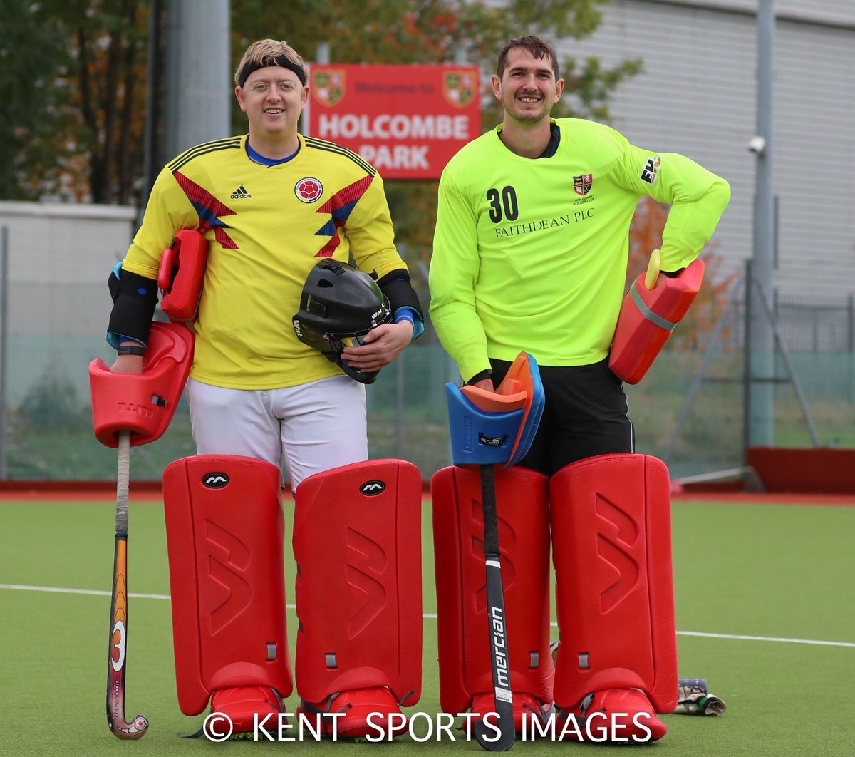 ‘Brothers’ - When you turn up for a game and your opposite GK has the same outfit as you ........ @mercianhockey @MercianUSA - @HolcombeHC vs @BrightonHockey - #fieldhockey #hockey #hockeygoalkeeper #gklife #hockeylife #hockeyplayer