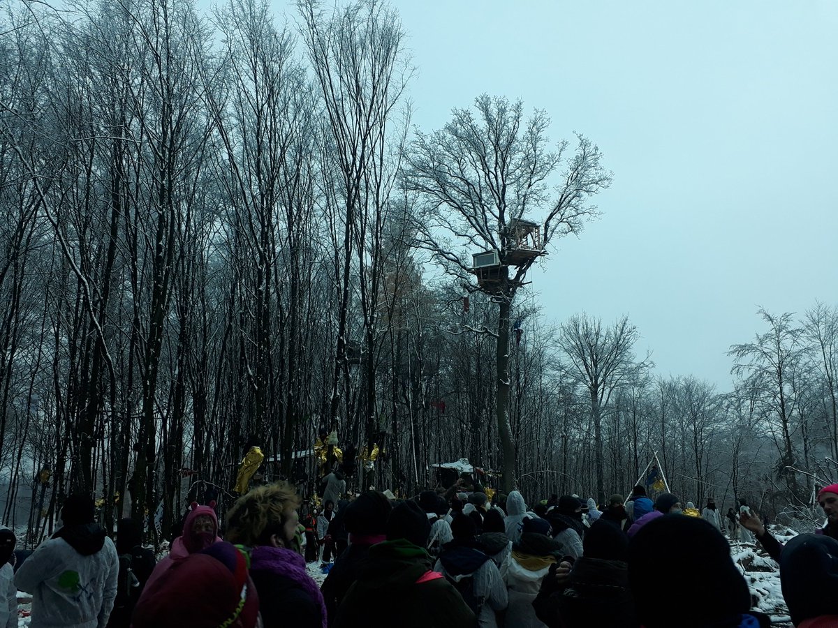 Mit warmen Sachen, viel Liebe und Motivation für die #Verkehrswende von unten! Erschreckend welch Schönheit einer Autobahn weicht. Danke an alle die kämpfen bis zum Schluss! #DanniBleibt #endegelaende #powertothepeople